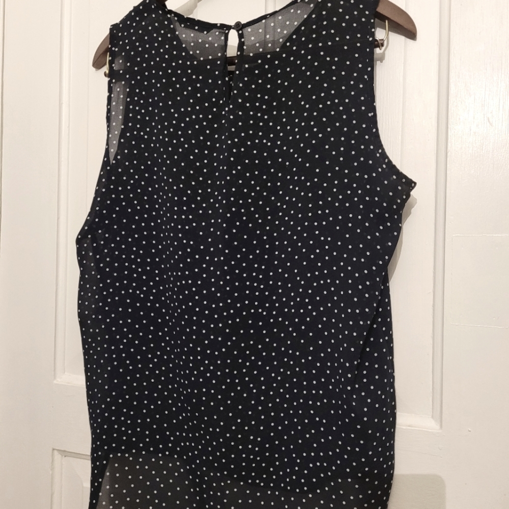 💰Buy 1 Get 1 Free. Polka-dot flowy tank top. Size M.